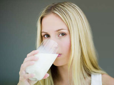 睡前喝牛奶是最适宜补钙