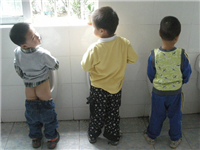小朋友在幼儿园里上厕所的图片,笑死人了。
